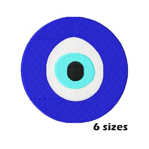 Puede incluir: Un parche bordado circular con un diseño de ojo azul. El ojo tiene un iris blanco, una pupila azul claro y un centro negro. El texto "6 tamaños" se muestra en la parte inferior en negro.