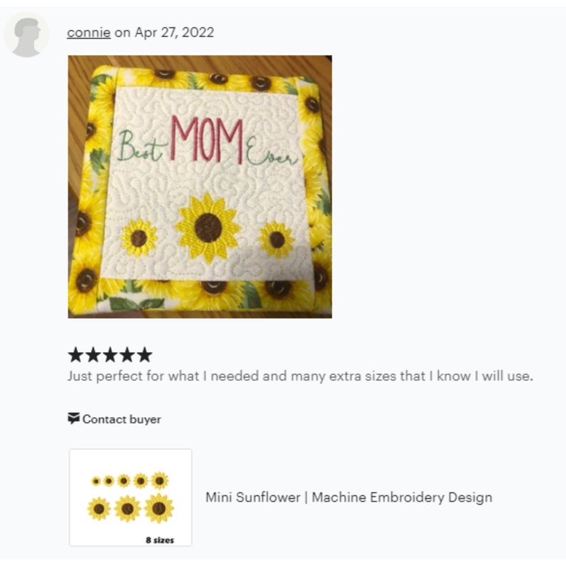 Może przedstawiać: Biały kwadratowy podkładka z ż&oacute;łtą obw&oacute;dką z słonecznik&oacute;w. Środek podkładki ma białe tło z wyszytym tekstem "Best MOM Ever" czerwoną i zieloną nicią. W środku podkładki wyszyte są trzy mniejsze ż&oacute;łte słoneczniki.