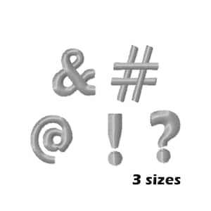 Può includere: Simboli ricamati tra cui ampersand, hashtag, chiocciola, punto esclamativo e punto interrogativo. I simboli sono di colore grigio e sono disponibili in tre dimensioni.