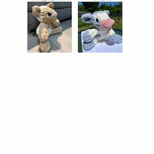 Peut inclure: Deux peluches de vache crochet&eacute;es, l'une en beige et marron avec des taches blanches, et l'autre en bleu clair avec des taches blanches et un nez rose. Les peluches sont assises sur une surface.
