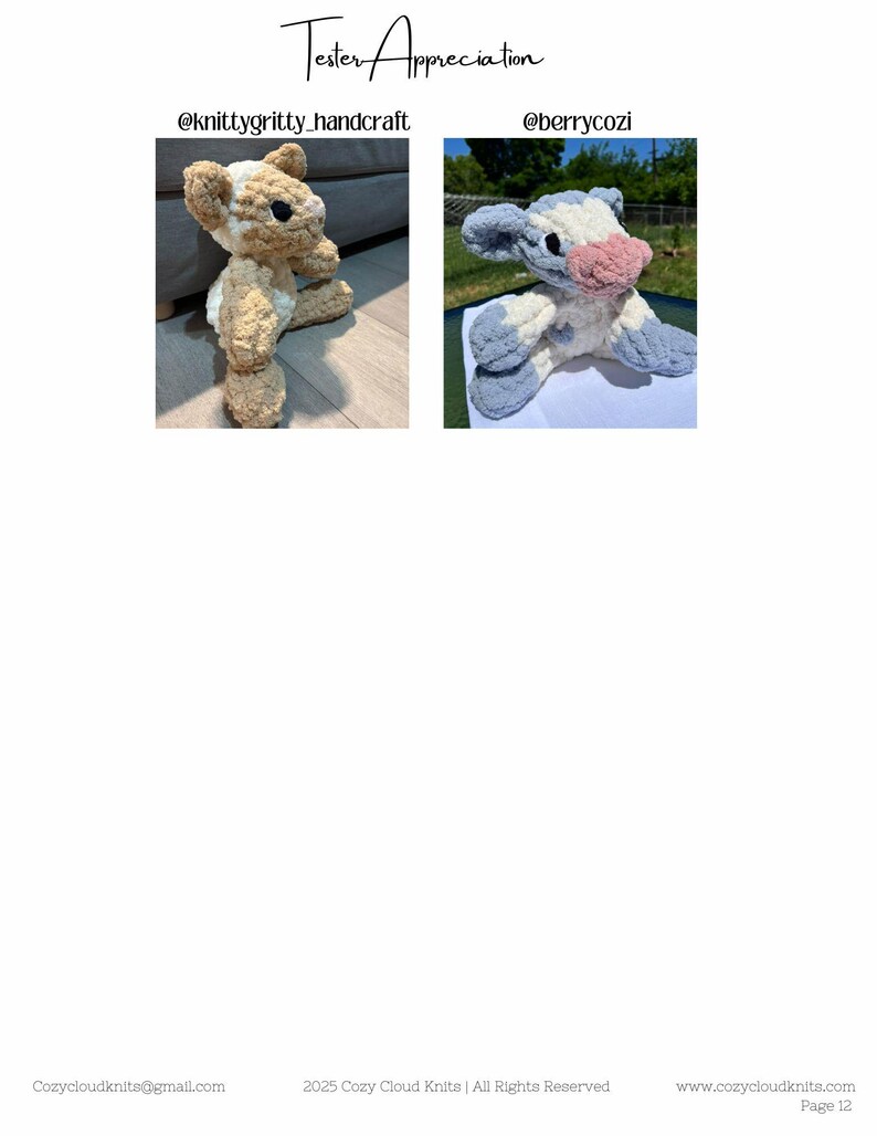 Peut inclure: Deux peluches de vache crochet&eacute;es, l'une en beige et marron avec des taches blanches, et l'autre en bleu clair avec des taches blanches et un nez rose. Les peluches sont assises sur une surface.