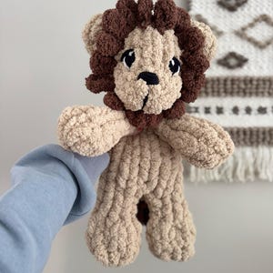 Puede incluir: Una taza de cer&aacute;mica blanca con asa negra y el texto "But First, Coffee" en negrita negra. La taza se encuentra sobre un fondo borroso, sugiriendo un ambiente acogedor.