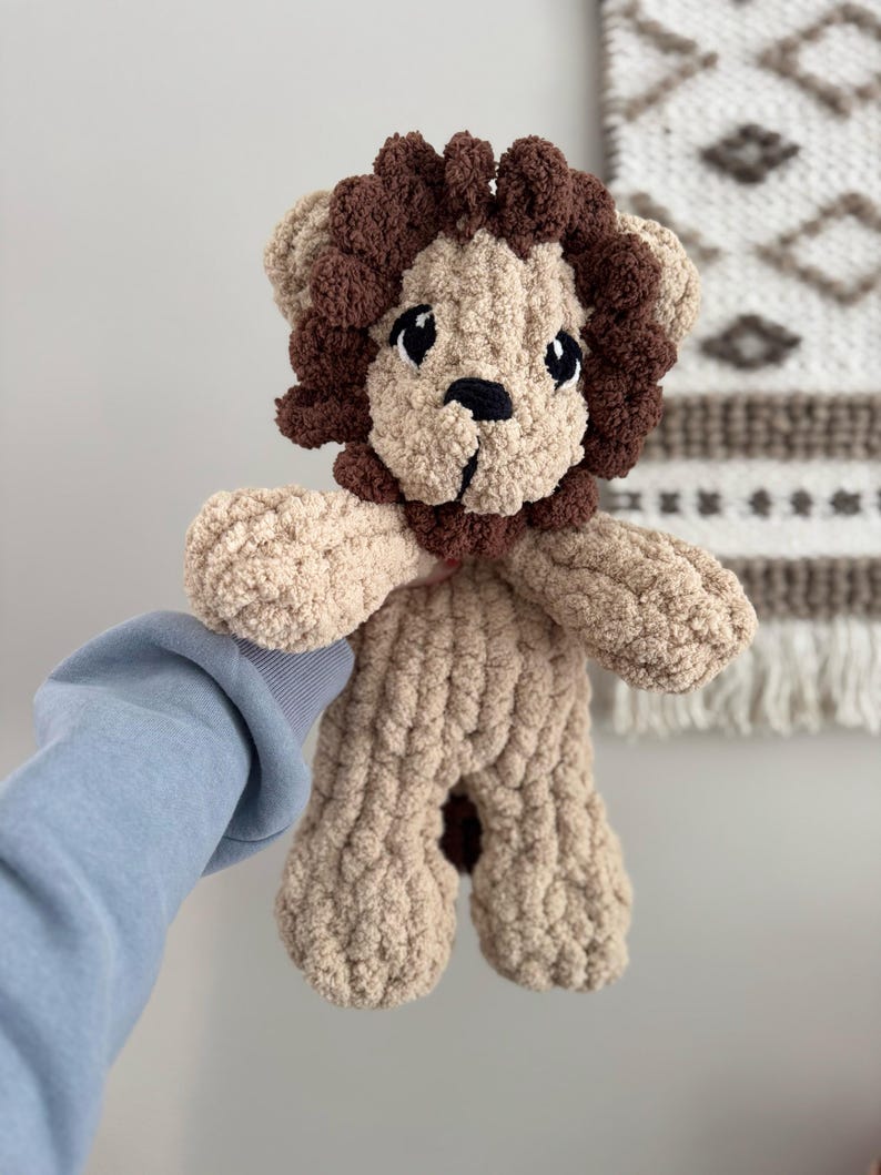 Puede incluir: Una taza de cer&aacute;mica blanca con asa negra y el texto "But First, Coffee" en negrita negra. La taza se encuentra sobre un fondo borroso, sugiriendo un ambiente acogedor.