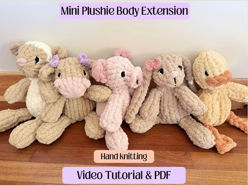 Peut inclure: Quatre peluches en tricot main, dont une vache, un cochon, un lapin et un canard, dans une palette de couleurs rose, blanc et marron. Les jouets sont dispos&eacute;s sur une surface en bois avec le texte "Mini Plushie Body Extension" et "Tricot main" visible. L'image comprend &eacute;galement le texte "Tutoriel vid&eacute;o et PDF".