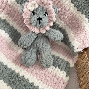 Puede incluir: Un juego de tres tazas de cer&aacute;mica con un acabado mate moteado. Las tazas son de color crema, gris claro y gris oscuro. Cada taza tiene un dise&ntilde;o simple y minimalista.