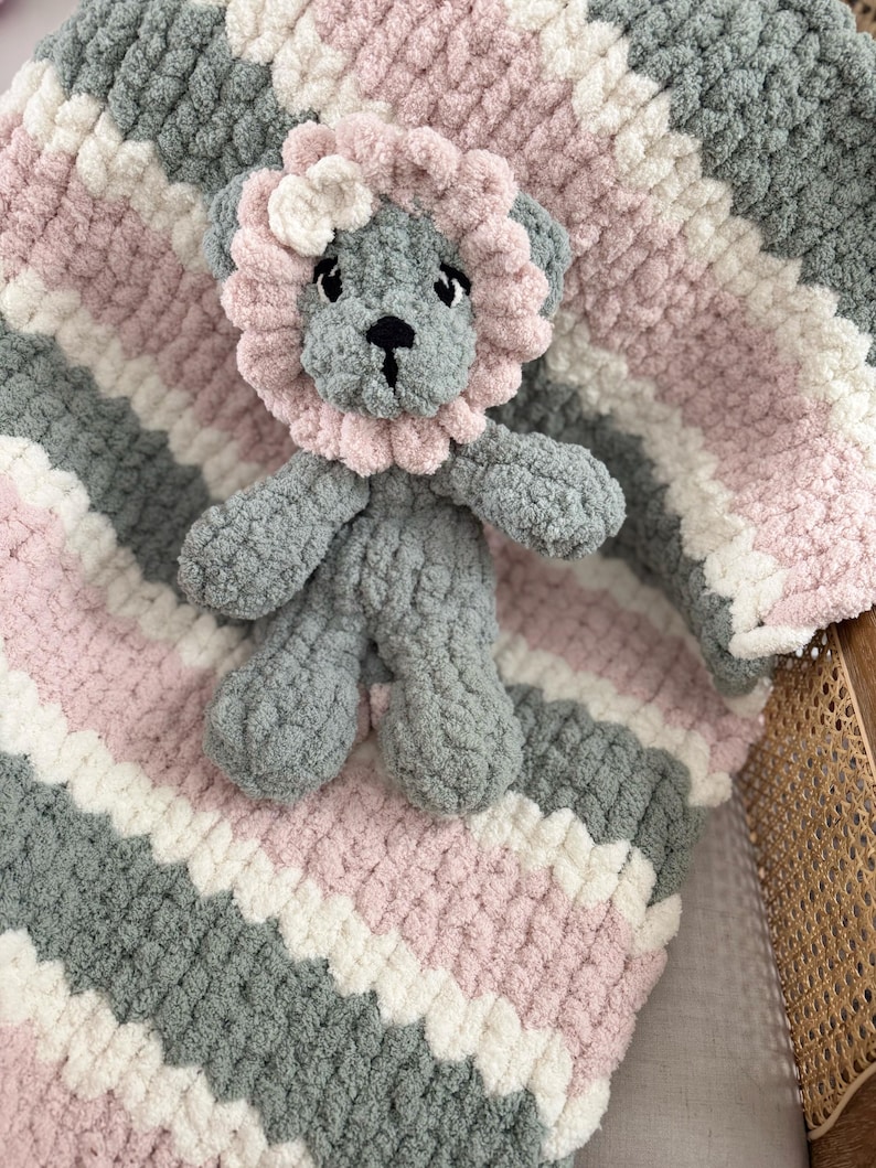 Puede incluir: Un juego de tres tazas de cer&aacute;mica con un acabado mate moteado. Las tazas son de color crema, gris claro y gris oscuro. Cada taza tiene un dise&ntilde;o simple y minimalista.