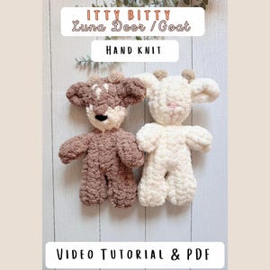 Può includere: Due peluche lavorati a maglia a mano, uno marrone e uno color crema, a forma di cervo o capra con piccole corna e orecchie. Il testo recita: ITTY BITTY Luna Deer / Goat, HAND KNIT, VIDEO TUTORIAL & PDF. I giocattoli hanno un aspetto morbido e testurizzato.