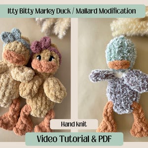 Puede incluir: Juguetes de pato de peluche tejidos a mano en beige, melocotón y azul. La imagen muestra dos patos uno al lado del otro y un pato solo. El texto de la imagen dice "Itty Bitty Marley Duck / Mallard Modification", "Hand knit" y "Video Tutorial & PDF".