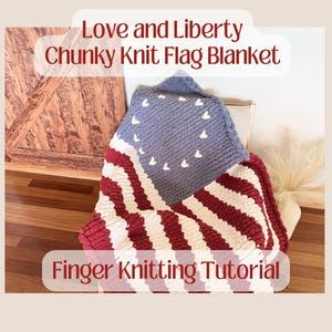 Könnte beinhalten: Eine grob gestrickte Decke im Stil der amerikanischen Flagge. Die Decke hat rot-weiße Streifen, ein blaues Feld mit weißen herzförmigen Sternen und den Text "Love and Liberty Chunky Knit Flag Blanket" und "Finger Knitting Tutorial".