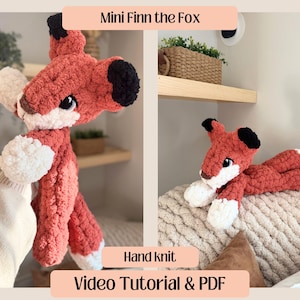 Pode incluir: Um brinquedo de raposa de pelúcia, feito à mão, em tons de laranja, branco e preto. A raposa tem uma textura fofa, com o texto "Mini Finn the Fox" acima. A imagem também inclui o texto "Hand knit Video Tutorial & PDF".