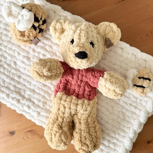 Puede incluir: Un juego de tres tazas de cer&aacute;mica con un acabado mate moteado. Las tazas son de color crema, gris claro y gris oscuro. Cada taza tiene un dise&ntilde;o simple y minimalista, ideal para caf&eacute; o t&eacute;.