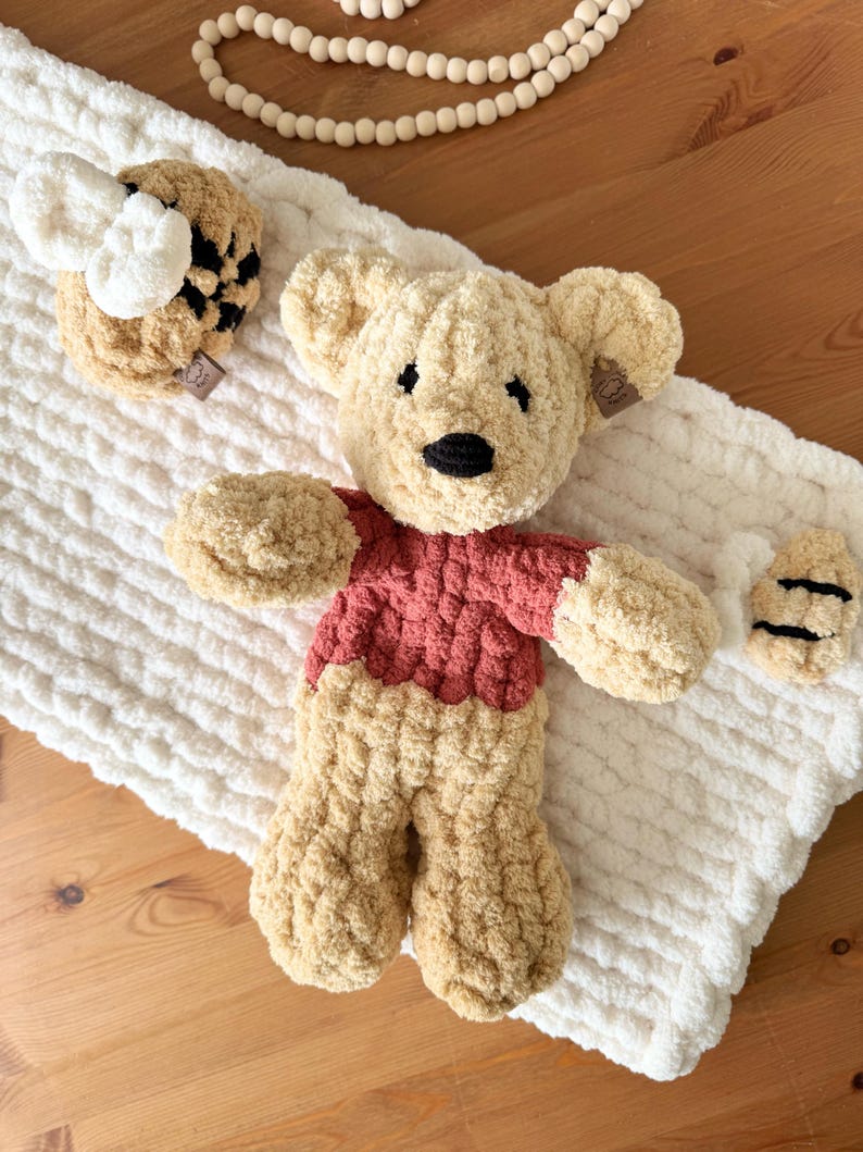 Puede incluir: Un juego de tres tazas de cer&aacute;mica con un acabado mate moteado. Las tazas son de color crema, gris claro y gris oscuro. Cada taza tiene un dise&ntilde;o simple y minimalista, ideal para caf&eacute; o t&eacute;.