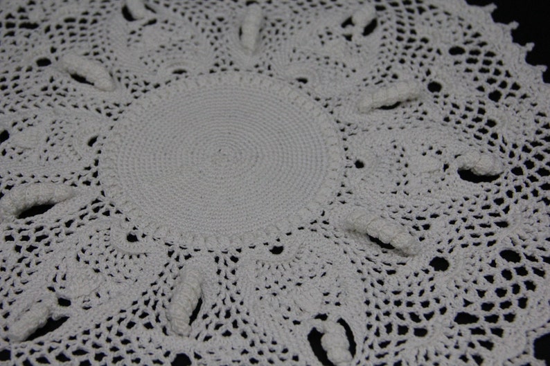 Häkeldeckchen, Zierdeckchen, Spitzendeckchen, gehäkeltes Deckchen, Tischdeko, Tischdecke, Tafelaufsatz, Tischschmuck, crochet doily, 33 cm Bild 1