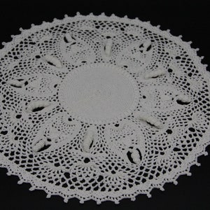 Häkeldeckchen, Zierdeckchen, Spitzendeckchen, gehäkeltes Deckchen, Tischdeko, Tischdecke, Tafelaufsatz, Tischschmuck, crochet doily, 33 cm Bild 2