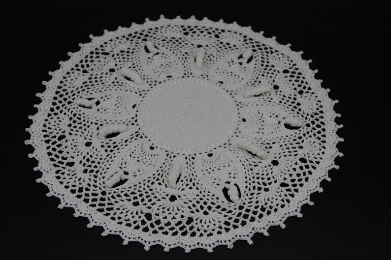 Häkeldeckchen, Zierdeckchen, Spitzendeckchen, gehäkeltes Deckchen, Tischdeko, Tischdecke, Tafelaufsatz, Tischschmuck, crochet doily, 33 cm Bild 2