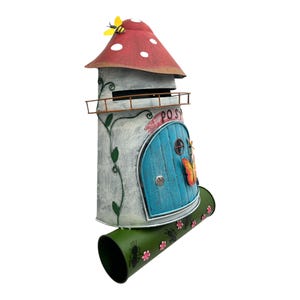 Op de afbeelding: Een fantasierijke brievenbus in de vorm van een paddenstoelhuis met een blauwe deur en een rood dak. De brievenbus heeft een groene metalen buis voor de postbezorging en is versierd met een bij- en vlinderontwerp.