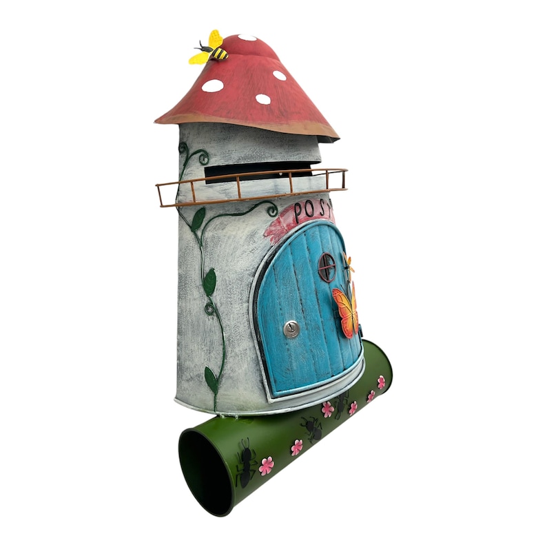 Op de afbeelding: Een fantasierijke brievenbus in de vorm van een paddenstoelhuis met een blauwe deur en een rood dak. De brievenbus heeft een groene metalen buis voor de postbezorging en is versierd met een bij- en vlinderontwerp.
