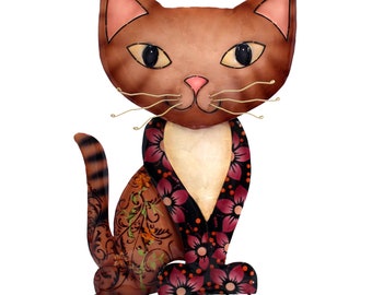Può includere: Una statuetta di gatto in metallo marrone e bianco con un design floreale rosa. Il gatto è seduto con la coda arrotolata intorno alle gambe.