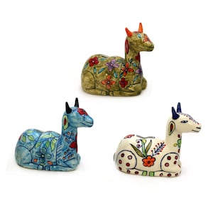 Hucha oriental de cerámica pintada a mano.