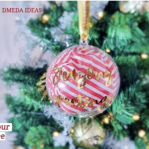 Gepersonaliseerde kerstballen met kerstpralines in de kerstballen