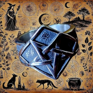 Könnte beinhalten: Ein silberner Ring mit geometrischem Design, vor dem Hintergrund mystischer Symbole, darunter eine Hexe, Halbmonde und Pentagramme. Das Design des Rings weist eine Reihe miteinander verbundener Formen auf, die einen kühnen und auffälligen Look erzeugen. Der Hintergrund ist eine pergamentartige Textur.