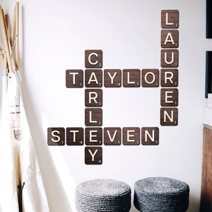 Azulejos de parede de Scrabble, Placa de madeira com nome, Arte de parede de família, decoração de arte de parede de Scrabble, Decoração de parede de azulejos com letras, Decoração de parede 3D, Presente de inauguração de casa