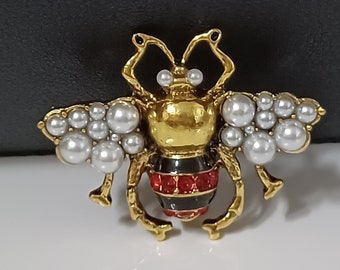 Broche abeille avec strass, perles et émail. magnifique broche d'insecte avec une belle harmonie des couleurs. 5,20 x 4,00 cm