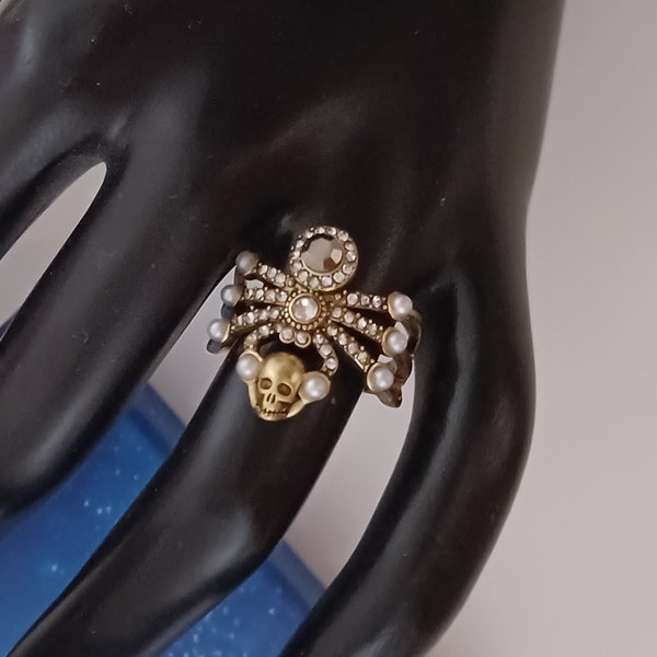 Bague avec une araignée et une tête de mort dans un style vintage et gothique. Bijoux très original avec des strass et perles