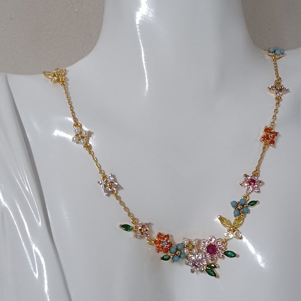 Collier fleurs et papillons signé Kate Spade New York. Collier floral en diamants multicolores. Collier élégant et raffiné.