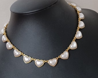 Oscar de la Renta- Collier en plaqué or avec des cœur blancs aspect perles.. Style vintage