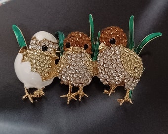 Adorables petits poussins. magnifique broche en laiton doré, émaillée et avec des cristaux lumineux. Taille 6,50 x 3,80 cm