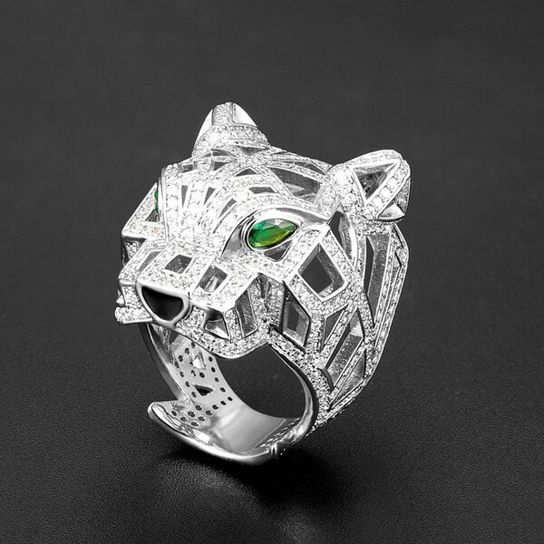 Bague léopard en métal plaqué argent rhodium de haute qualité avec des yeux en cristal vert-style art déco.