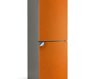 Puede incluir: Un refrigerador de dos puertas con un acabado naranja texturizado en los paneles frontales y un lateral gris. La puerta inferior tiene una esquina del acabado naranja despegada, revelando la superficie gris debajo. Es un electrodoméstico moderno.