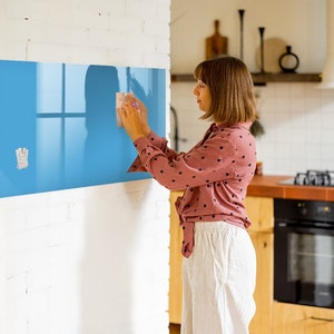 Tablero magnético de color azul claro, lista de tareas para la pared, tablero de mensajes azul, exhibición de fotos de pared de color sólido, marcador + esponja