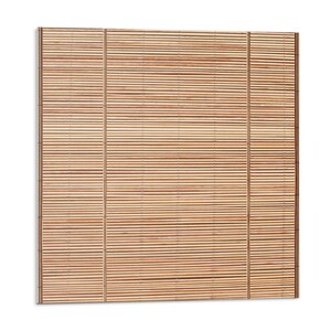 Puede incluir: Una estera de bambú natural tejida de color marrón claro. La estera está hecha de finas tiras de bambú tejidas juntas para crear una superficie lisa.
