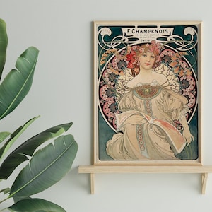 Peut inclure: Une affiche vintage Art nouveau représentant une femme en robe blanche avec des accents floraux. L'affiche est encadrée dans un cadre en bois clair et porte le texte "F. Champenois, Imprimeur-Editeur, 56, Rue de Richelieu, Paris" en haut.