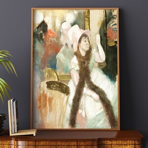 Puede incluir: Una pintura de una mujer con un sombrero rosa y un vestido blanco con una boa de plumas marrones. La mujer está sentada en una silla y mirando hacia la derecha. La pintura está realizada en un estilo suave e impresionista.