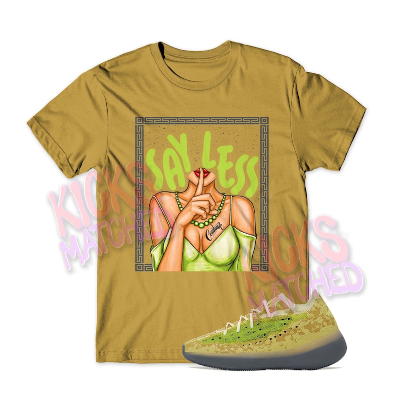 Puede incluir: Una camiseta amarilla mostaza con un gr&aacute;fico de una mujer con el dedo en los labios y el texto "Say Less" en verde. La camiseta se combina con un par de zapatillas verdes y negras.