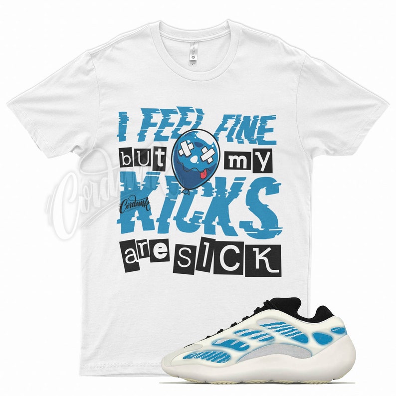 K&ouml;nnte beinhalten: Wei&szlig;es T-Shirt mit blauem und schwarzem Text, der "I feel fine but my kicks are sick" lautet. Ein blauer Comic-Ballon mit einem Gesicht befindet sich in der Mitte des Textes. Ein Paar wei&szlig;e und blaue Turnschuhe befinden sich unter dem T-Shirt.