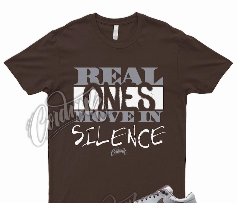 R1 T Shirt to Match Air Max 1 Premium Shima Summit Plum Eclipse Wolf Grey Brown Bild 1