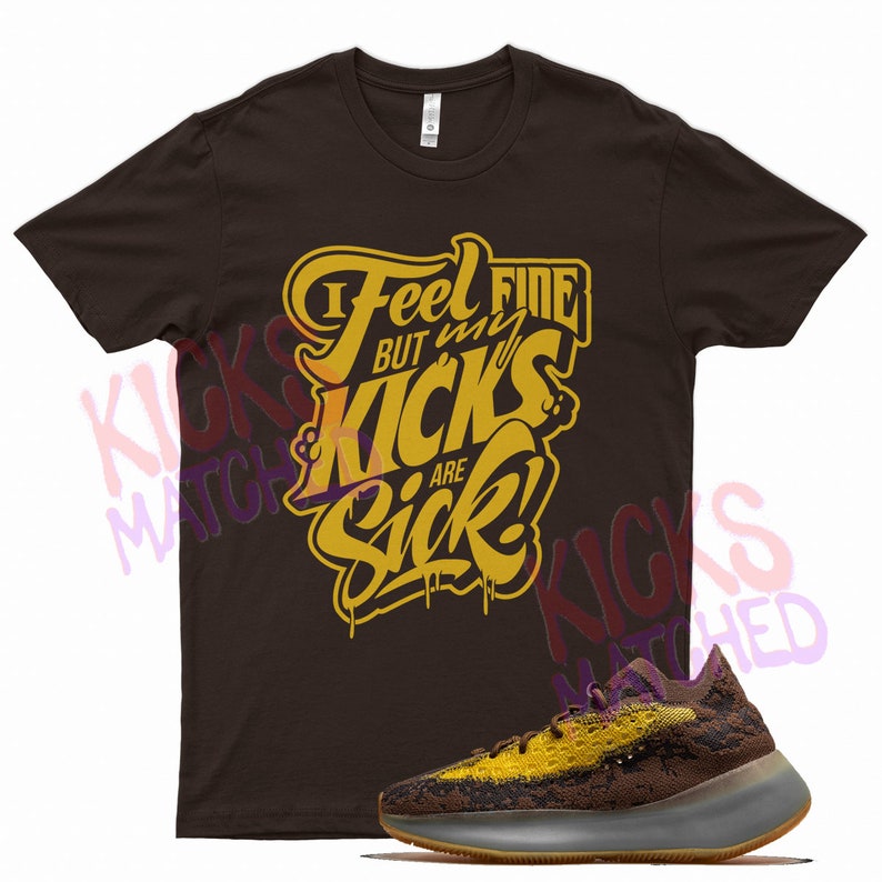 K&ouml;nnte beinhalten: Ein braunes T-Shirt mit dem Text "I Feel Fine But My Kicks Are Sick!" in Gelb. Ein Paar braune und gelbe Sneaker mit einem gesprenkelten Muster.