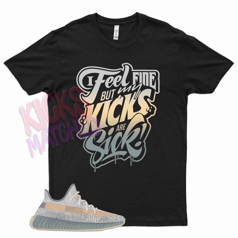 K&ouml;nnte beinhalten: Schwarzes T-Shirt mit einem grafischen Aufdruck, der "Ich f&uuml;hle mich gut, aber meine Kicks sind krank!" sagt. Unter dem T-Shirt ist ein Paar hellgraue und beigefarbene Sneaker zu sehen.