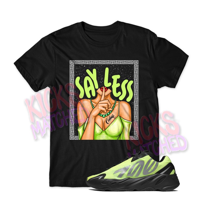 Puede incluir: Camiseta negra con un gr&aacute;fico verde y blanco de una mujer con el dedo sobre los labios y el texto "Say Less". Un par de zapatillas negras y verdes con suela blanca.