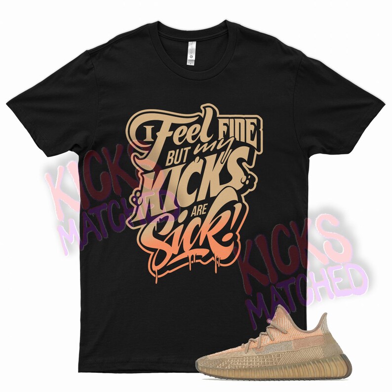 Puede incluir: Camiseta negra con el texto "I Feel Fine But My Kicks Are Sick!" en un degradado dorado y naranja. La camiseta se combina con un par de zapatillas de deporte beige y marr&oacute;n.