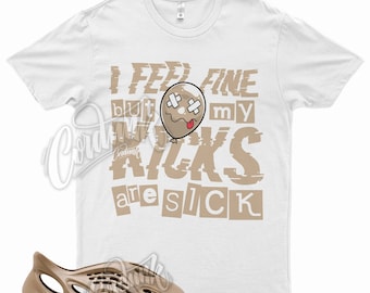 Camiseta blanca " SICK V2 " para Yeezy Foam Runner Ochre YZY Brown Tan Clay de Kicks Matched