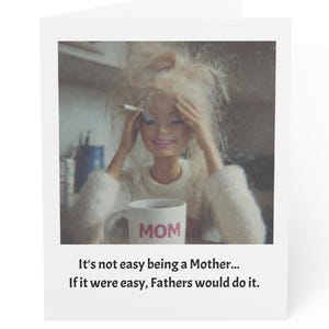 K&ouml;nnte beinhalten: Eine wei&szlig;e Gru&szlig;karte mit einer Puppe mit blonden Haaren, die einen wei&szlig;en Pullover tr&auml;gt und eine Zigarette h&auml;lt. Die Puppe h&auml;lt einen Becher mit der Aufschrift "MOM". Die Karte tr&auml;gt den Text: "Es ist nicht einfach, eine Mutter zu sein... Wenn es einfach w&auml;re, w&uuml;rden V&auml;ter es tun."