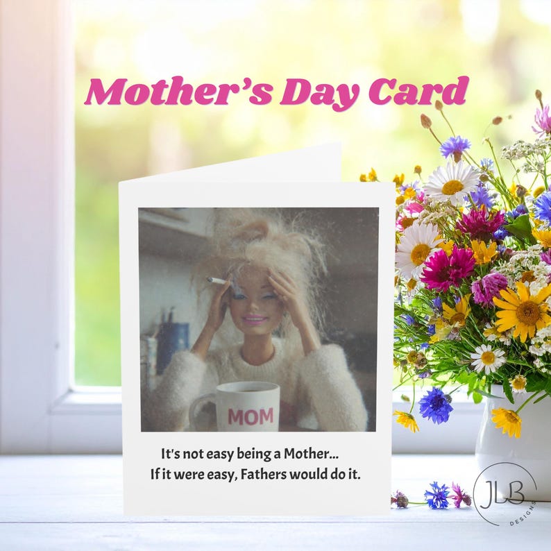 K&ouml;nnte beinhalten: Eine wei&szlig;e Muttertagskarte mit rosa Text "Mother's Day Card". Die Karte zeigt eine Puppe mit Zigarette und einer Tasse mit "MOM". Der Text der Karte lautet: "Es ist nicht einfach, eine Mutter zu sein... Wenn es einfach w&auml;re, w&uuml;rden V&auml;ter es tun."