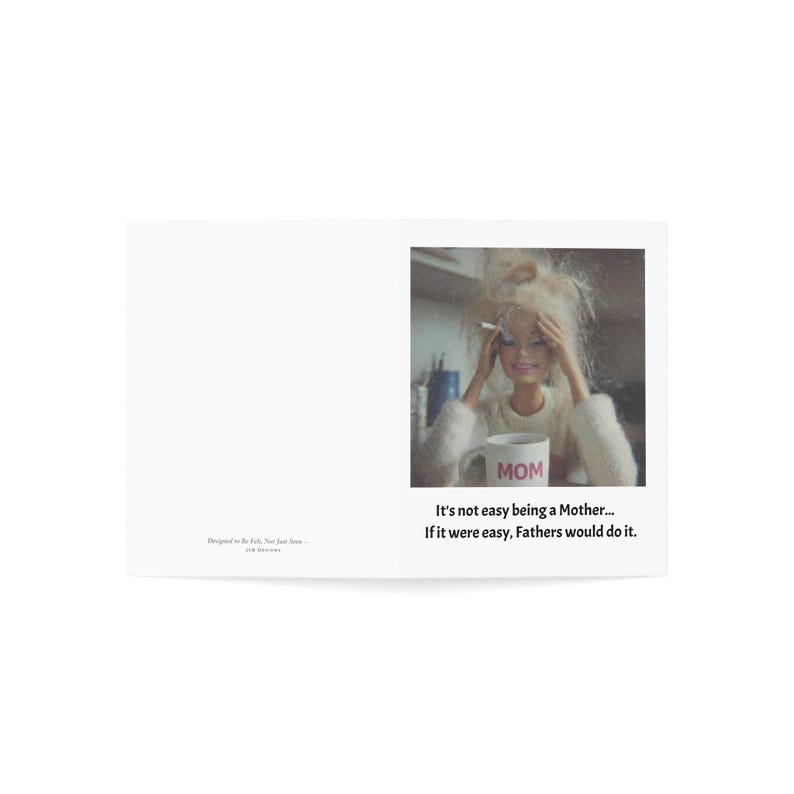 K&ouml;nnte beinhalten: Eine Gru&szlig;karte mit einem Foto einer Puppe mit zerzaustem blondem Haar, die eine Tasse mit der Aufschrift "MOM" h&auml;lt. Der Text auf der Karte lautet: "It's not easy being a Mother... If it were easy, Fathers would do it."