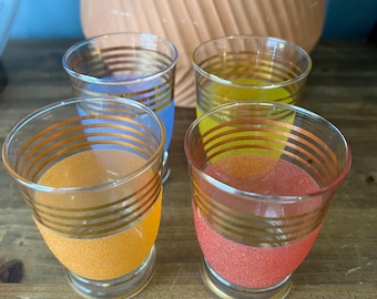 Zestaw 4 zabytkowych kieliszków do shotów w kształcie tęczy, z cukrową powłoką i złotym rantem, MCM Drinkware