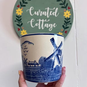 Handmålad vintage keramisk kruka: Hollandsk väderkvarnsscen, Cottagecore-planter
